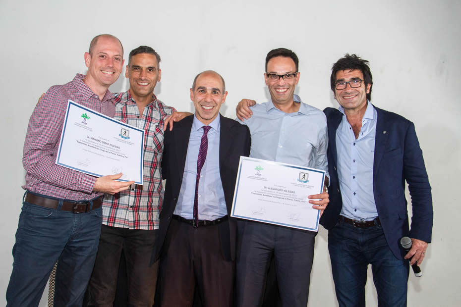 Entrega de diplomas a cirujanos especialistas acreditados. Entrega de diplomas a cirujanos especialistas acreditados.